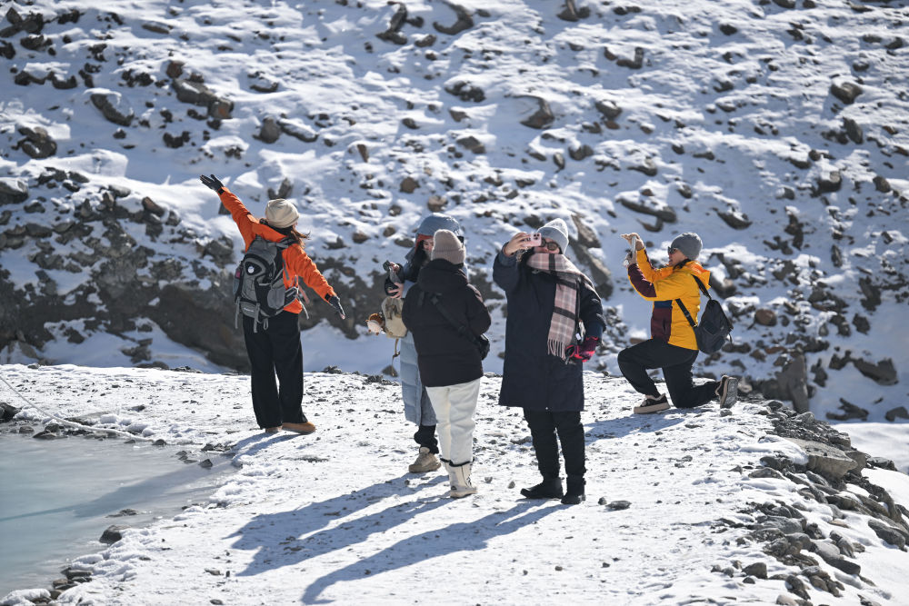 青海门源：冬日雪山旅游热