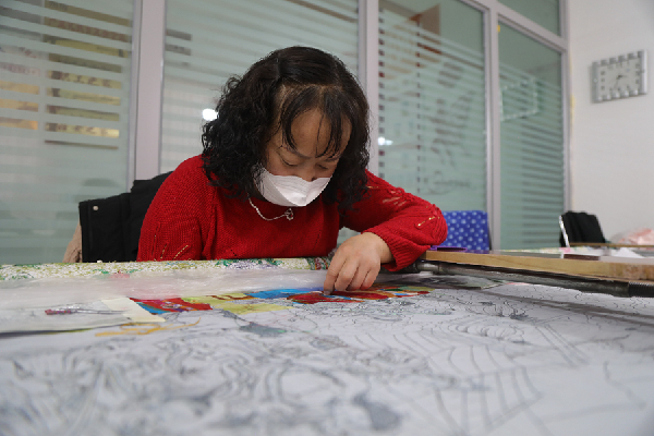 青海農牧區(qū)婦女傳承創(chuàng)新藏繡編織致富夢